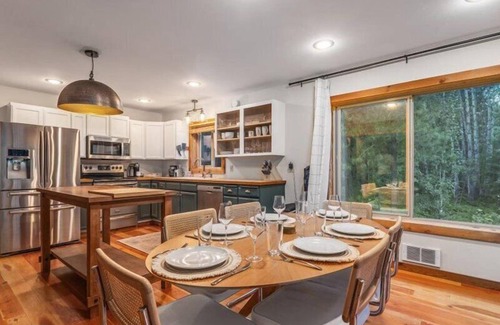 Ardenvoir House | Riverfront Cabin Retreat – Unplug & Reconnect on the Entiat