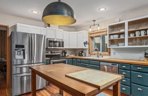 Ardenvoir House | Riverfront Cabin Retreat – Unplug & Reconnect on the Entiat