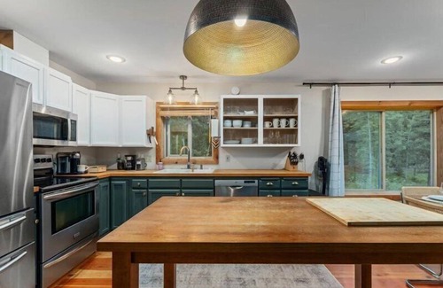 Ardenvoir House | Riverfront Cabin Retreat – Unplug & Reconnect on the Entiat