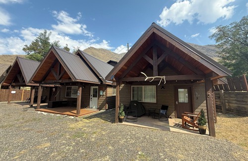 Riggins Cabin | Riverfront Cabin w/Loft in Riggins - Cozy Getaway!