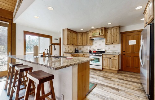 McCall House | Riverfront Cabin with private hot tub, sauna, loft, fireplace, and free WiFi