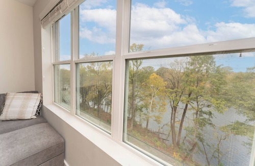 Tuscaloosa Condo | Riverfront Comfort Meets Tuscaloosa Convenience – Stay at Crimson Riverside Escape! (Exclusive VI.