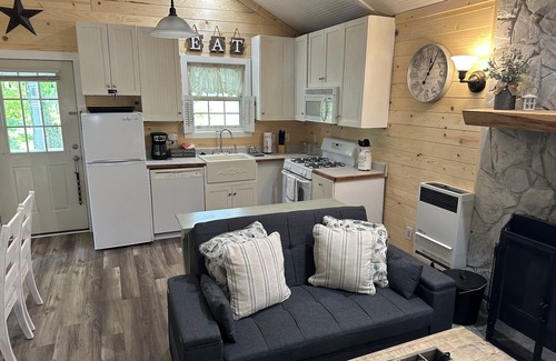 Altamont House | Riverfront Cottage/Fish Camp Getaway
