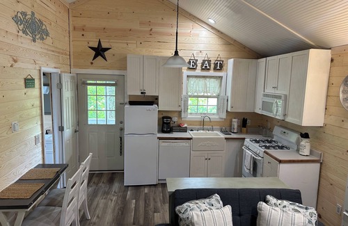Altamont House | Riverfront Cottage/Fish Camp Getaway