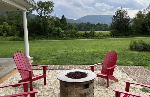 Dyke House | Riverfront Country Home with Blue Mountain Views