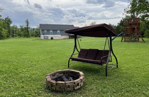 Dyke House | RiverFront Country Home with Blue Mountain Views
