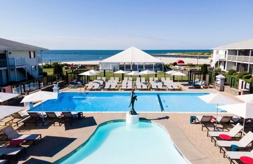 South Yarmouth Hotel | Riverfront Dreams: 2 Queens, Red Jacket Resort, Two Relaxing Rooms