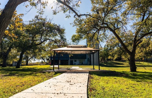 Seguin House | Riverfront estate in Seguin, perfect for midweek or weekend getaway.
