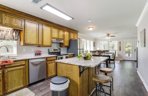 Saint Amant House | Riverfront Family Retreat w/Yard in Saint Amant