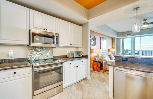 East 1st Street Condo | Riverfront Fort Myers Condo w/Community Amenities