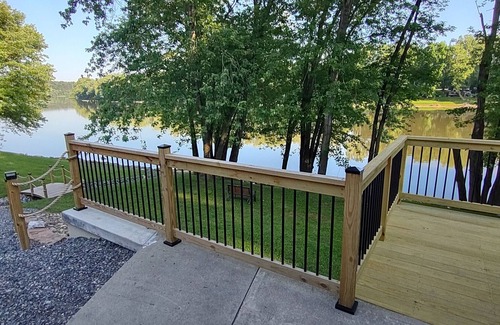 Newport House | Riverfront Getaway *Screened-in porch and deck!*