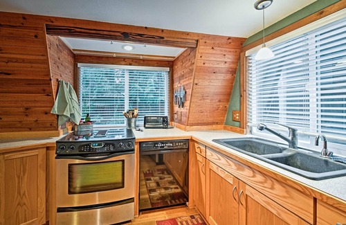 Gold Bar Cabin | Riverfront Gold Bar Cabin w/Hot Tub & Mtn Views!