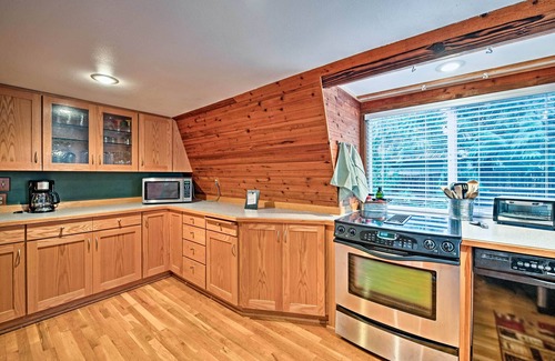 Gold Bar Cabin | Riverfront Gold Bar Cabin w/Hot Tub & Mtn Views!