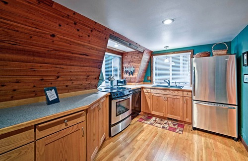 Gold Bar Cabin | Riverfront Gold Bar Cabin w/Hot Tub & Mtn Views!