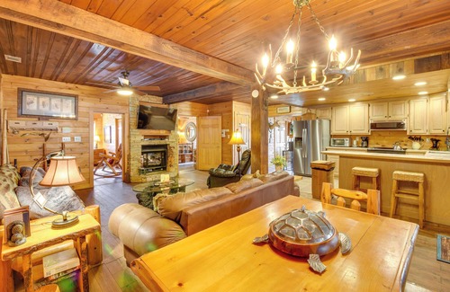 Helen Cabin | Riverfront Helen Cabin w/Hot Tub & Deck!