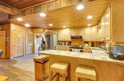 Helen Cabin | Riverfront Helen Cabin w/Hot Tub & Deck!