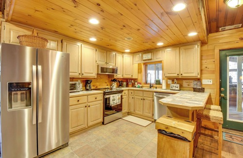 Helen Cabin | Riverfront Helen Cabin w/Hot Tub & Deck!