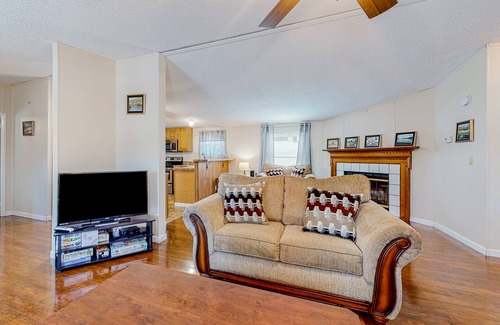 Andersonville House | Riverfront home w/free attraction tickets, water views, firepit, deck
