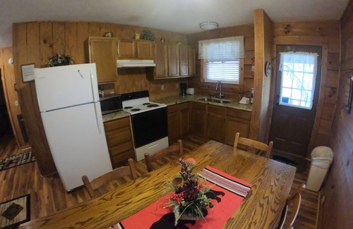 Townsend Cabin | Riverfront Log Cabin 1 1/2 Mile From The Entrance Of The GSM National Park