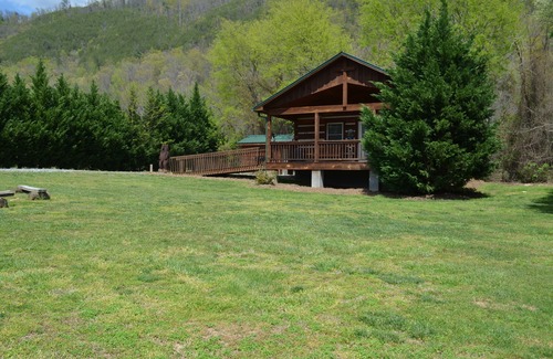 Hot Springs Cabin | Riverfront Log Cabin, Hot Tub, Pet-Friendly, Universal Access