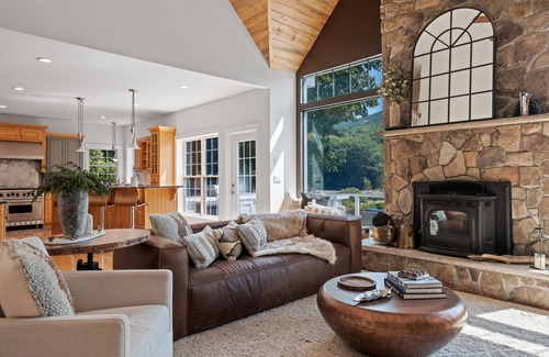 North Woodstock House | 🏡✨ Riverfront Luxury Retreat | ♨️ Hot Tub | 🎮 Game Room | 🐾 Pet-Friendly | 5BR