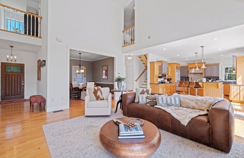North Woodstock House | 🏡✨ Riverfront Luxury Retreat | ♨️ Hot Tub | 🎮 Game Room | 🐾 Pet-Friendly | 5BR