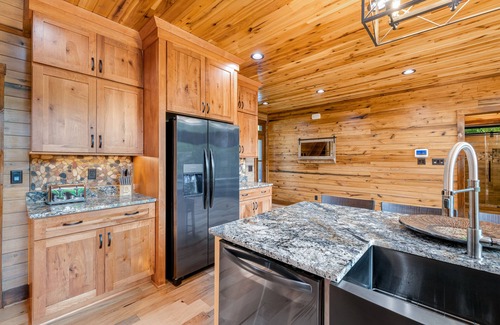 Townsend Cabin | Riverfront luxury cabin w/Free Attraction TIckets, private hot tub & deck