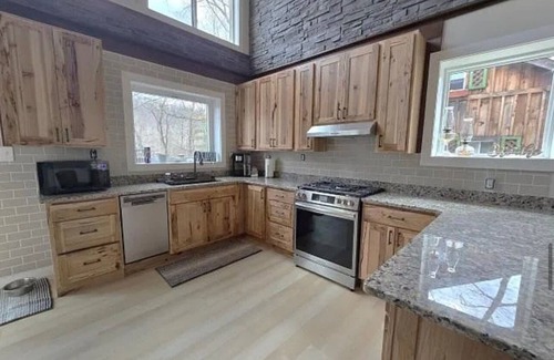 Tidioute Ski Chalet | Riverfront Modern Chalet Year Round, Pet Friendly