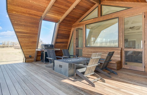 Whitehall House | Riverfront Montana Retreat - Deck, Fire Pit & Pond