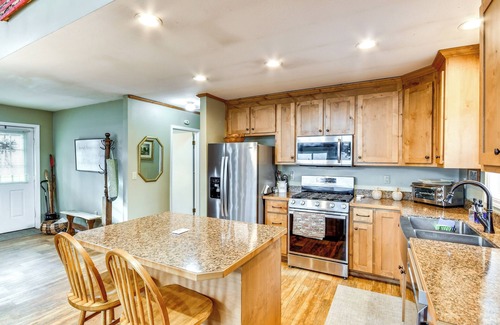 Newland House | Riverfront Newland Home w/Pool & Golf Club Access