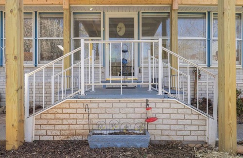 Elizabethton House | Riverfront refuge, cozy retreat by Watauga River