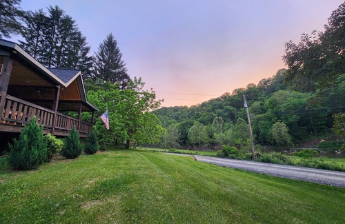 Crumpler Cottage | “Riverfront Retreat on the New – Cozy Getaway in Crumpler”