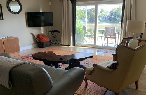 St. Nicholas House | Riverfront retreat just across from downtown, hospitals & stadium.