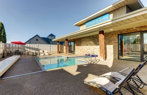 Moline Hotel | Riverfront Rustic Retreat w/Indoor/Outdoor Pool & Whirlpool, Parking