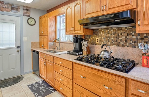 Palatka House | RIVERFRONT!! Scenic views, Dock, Boat Ramp, Kayaks, Firepit, Boating & Bass Fishing Paradise!