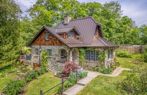 Gardiner House | Riverfront stone cottagenPrivate dock & boatsnPersonal spanprivate resort