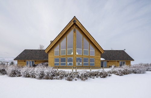 Victor House | Riverfront Teton property convenient to Jackson Hole & Targhee - dog-friendly