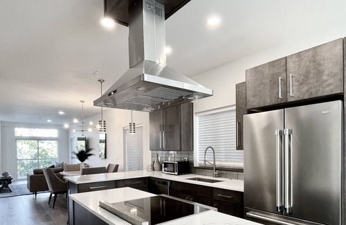 The Dalles House | Riverfront TH with 3 bedrooms, modern, near Discovery Ctr., pet friendly