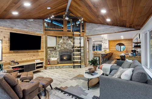 Index Cabin | Riverfront views + Hot tub in Luxe Cabinn