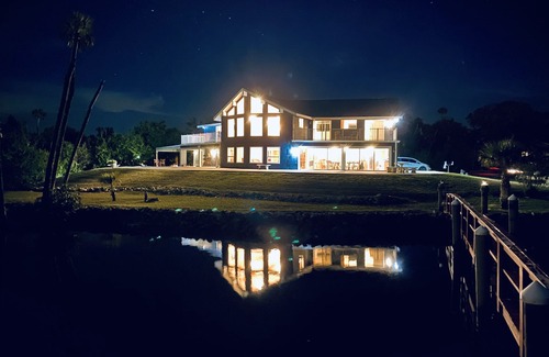 Homosassa House | Riverfront views. Sleeps 12 with private dock.