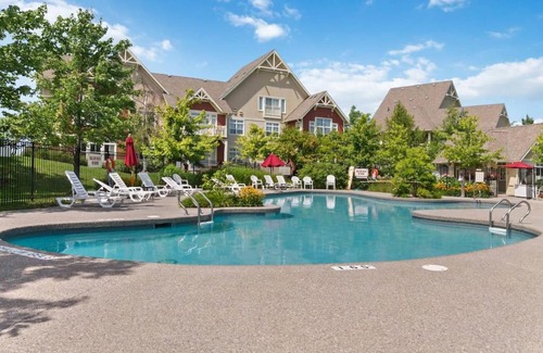 The Blue Mountains House | Rivergrass Townhouse in Blue with Pool Golf Skiing - 219 Rivergrass