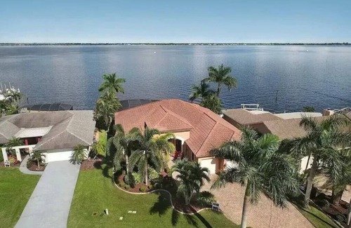 Caloosahatchee Villa | Riverhouse Queen - Spacious Spacious Cape Coral Riverfront Retreat