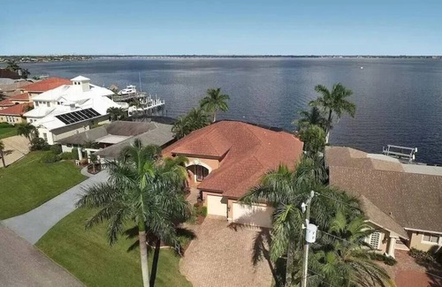 Caloosahatchee Villa | Riverhouse Queen - Spacious Spacious Cape Coral Riverfront Retreat
