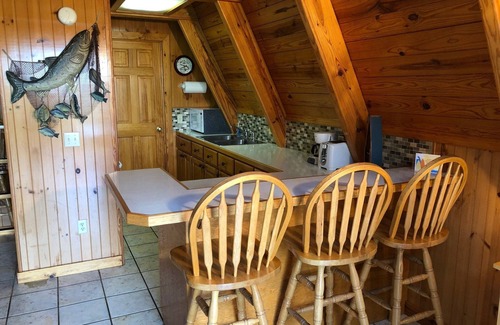 Amity Cabin | “Rivers Bend: Stunning Views & Vibrant Fall Colors Await You”