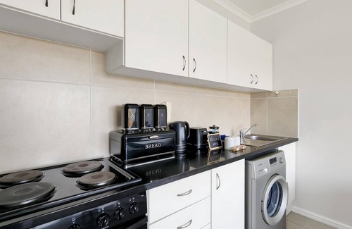 Rondebosch Apartment | Rivers Edge Apartment in Rondebosch with Balcony