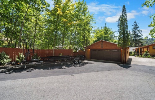 Post Falls House | Rivers Edge Retreat, Luxury Waterfront Estate, Private Dock, Fire pit, Swimming