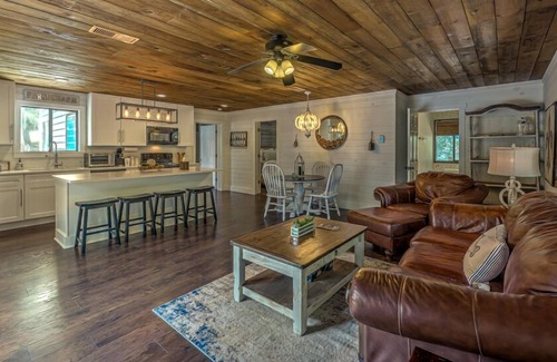 Mineral Bluff House | Rivers Edge - Right on Toccoa River | Hot Tub | Riverside Deck | Fire Pit | Woodburning Fireplace