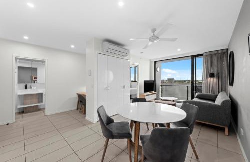 Hamilton Apartment | Riverside 1BR Apt with King Bed and Pool!
