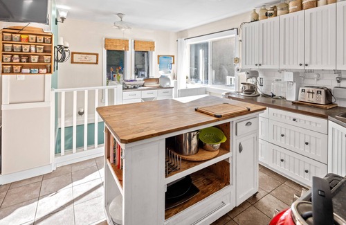 Shawnigan Lake House | ~♡RIVERSIDE. 3+Den BR Cabin Offgrid. Famiy Friendly. Off- season rates. Inquire!