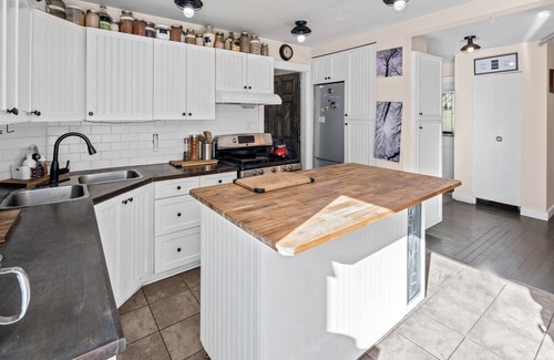 Shawnigan Lake House | ~♡RIVERSIDE. 3+Den BR Cabin Offgrid. Famiy Friendly. Off- season rates. Inquire!